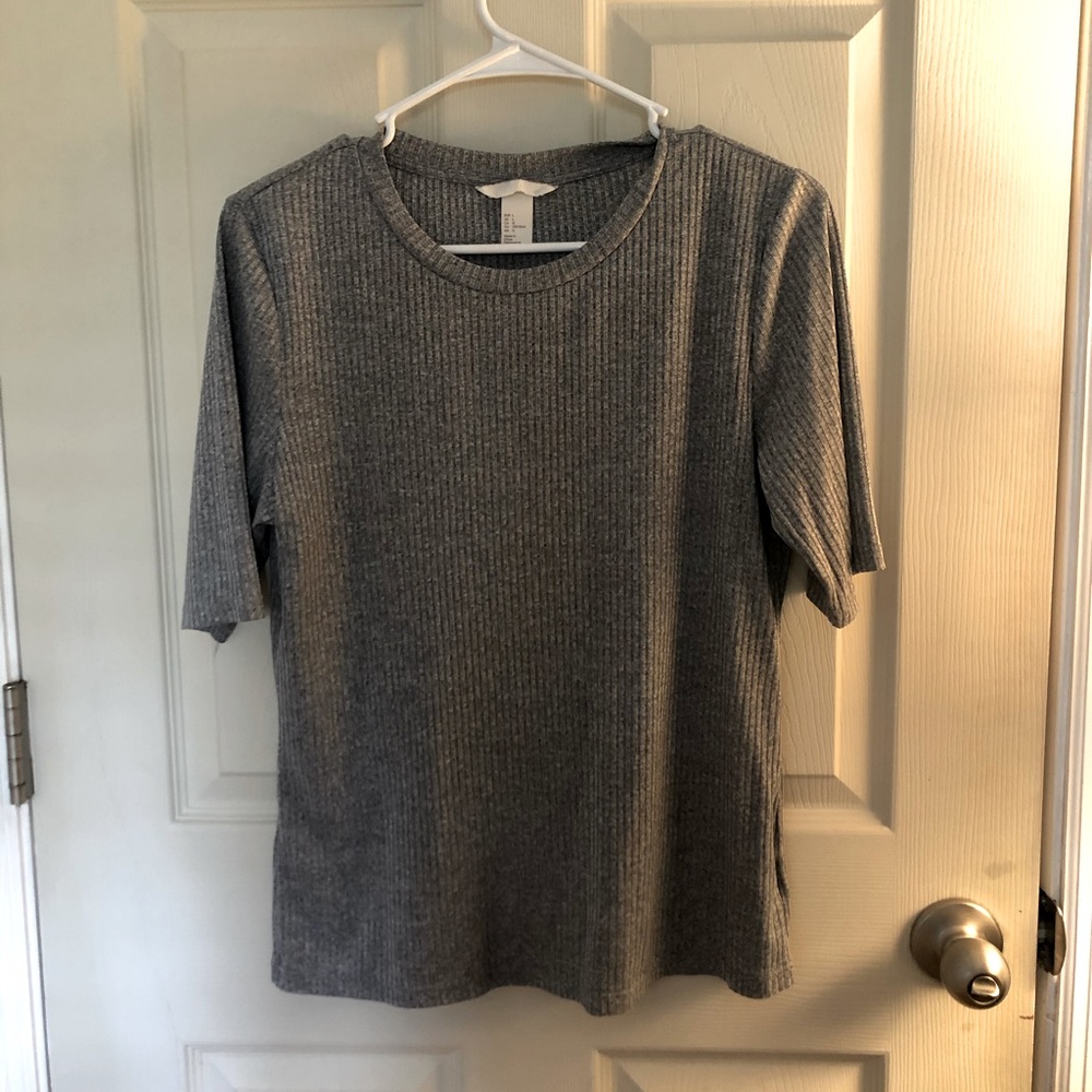 Grey short sleeve top